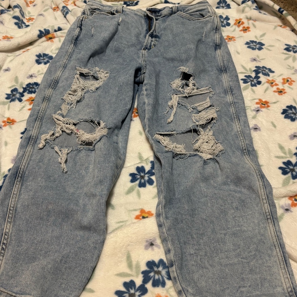 Blue light wash Arizona jean co. Ripped jeans